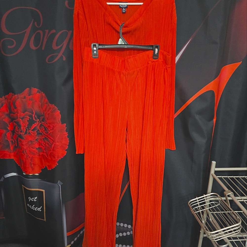 Only wore it once as a casual outfit. It's a Bright orange, Xl, SCOOP